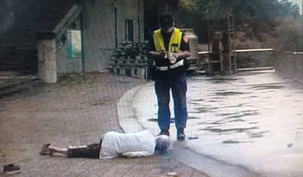 ▲93歲獨居劉姓老翁雨中散步不慎跌倒,員警急叩119救護車 (圖/苗栗縣警察局 提供)
