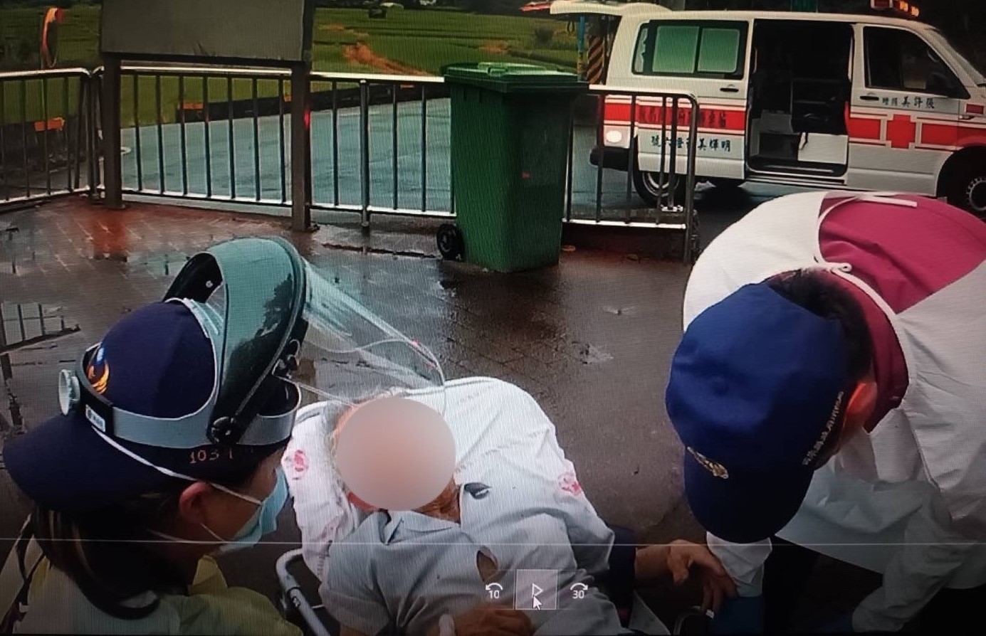 ▲救護車到場,迅速將老翁護送衛福部苗栗醫院救治 (圖/苗栗縣警察局 提供)