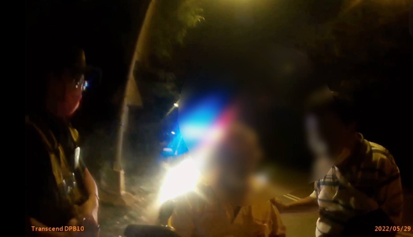 ▲警方以GPS手機定位,摸黑尋獲在路旁休息的虛弱廖姓老翁 (圖/台中市警察局 提供)