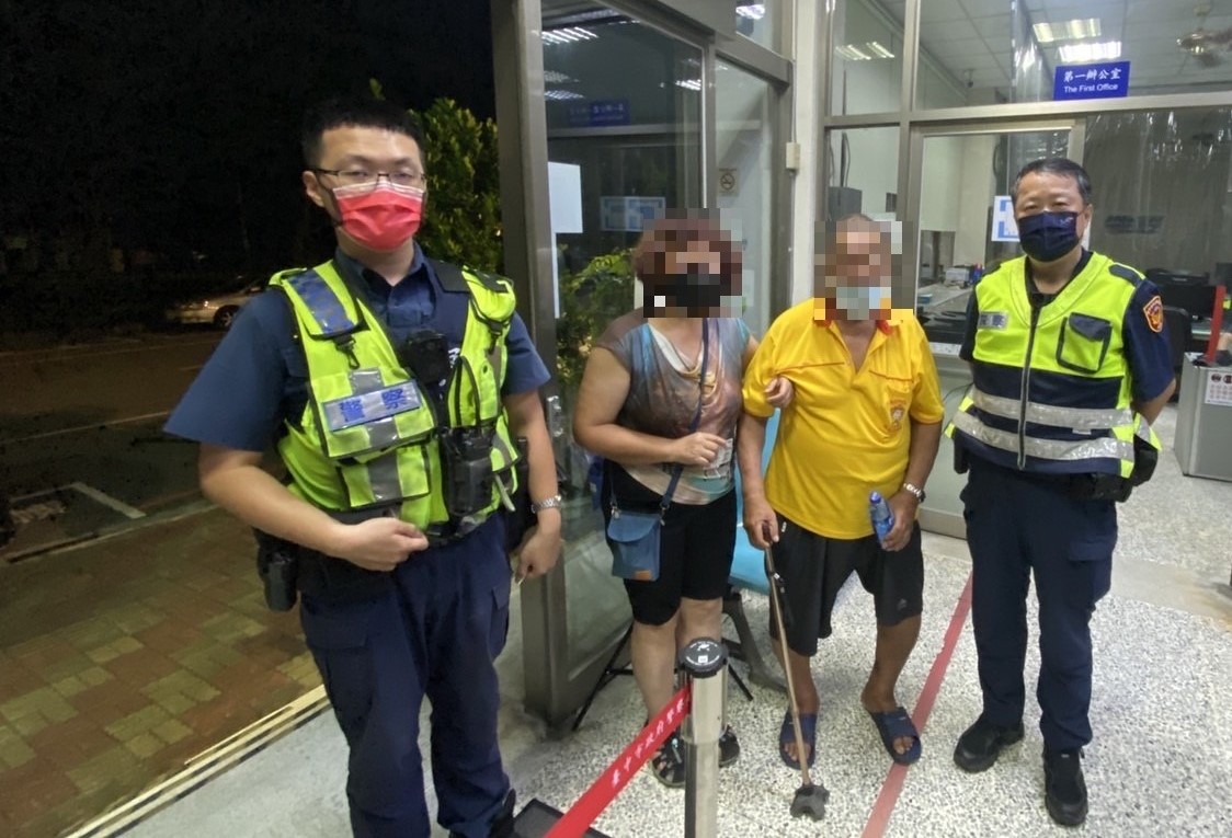 ▲黎明派出所員警順利尋獲走失20公里的老翁,與家人團圓 (圖/台中市警察局 提供)