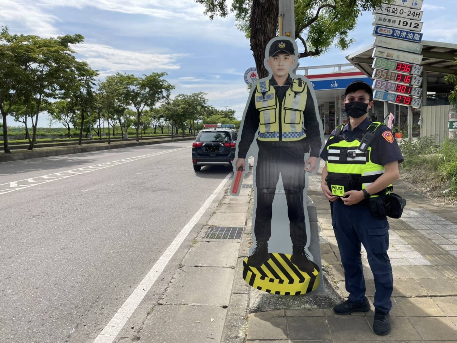 ▲警察人形立牌提醒民眾,行經路口減速慢行小心駕駛 (圖/台中霧峰分局 提供)