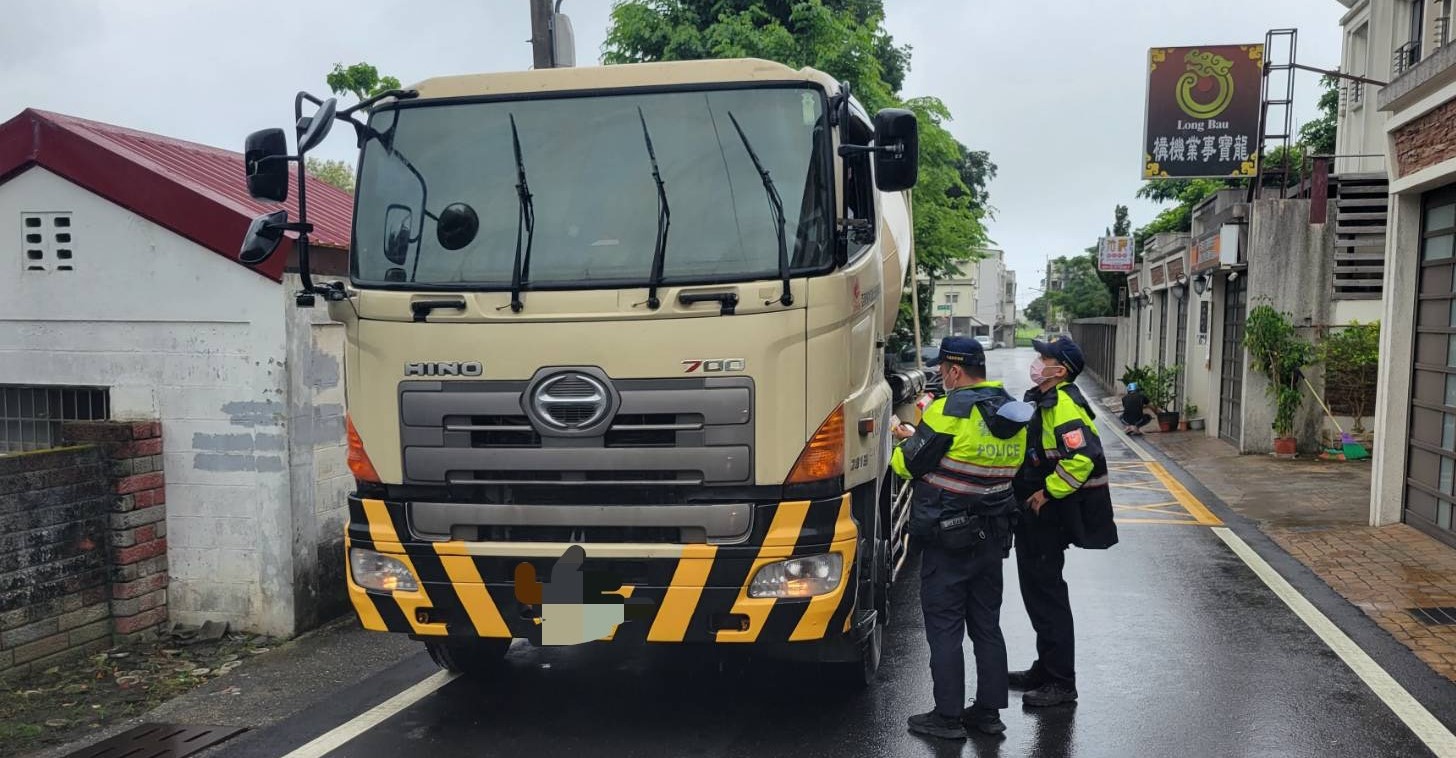 ▲少部分大型車違規駛入禁止進入的社區道路,新城警加強取締 (圖/花蓮縣警察局 提供)