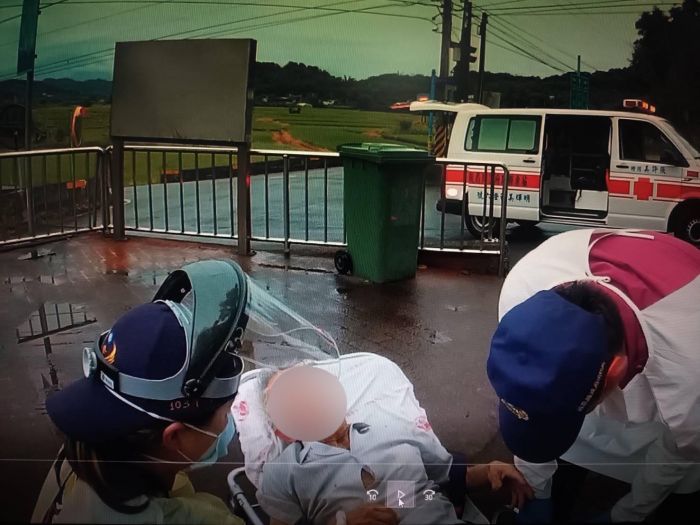 獨居老翁「雨中散步」路倒受傷 暖警救護急送醫