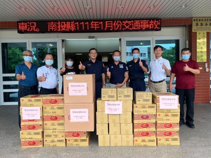 投縣議員暨集集警友站贈送快篩試劑 保障分局執勤人員的安全