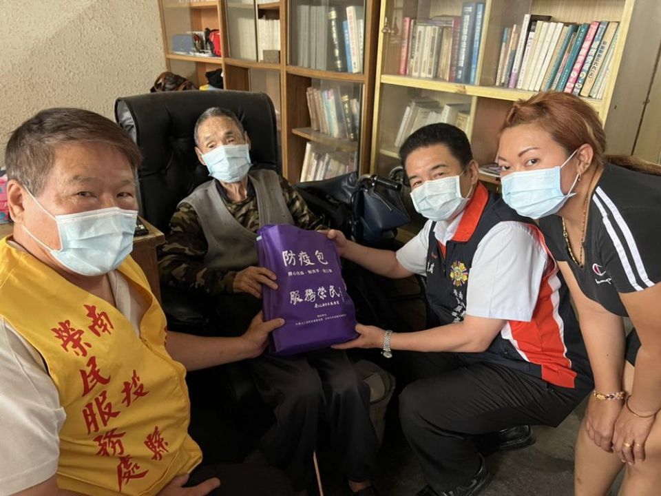 防疫不鬆懈南投縣榮服處協助老邁獨居榮民清消環境
