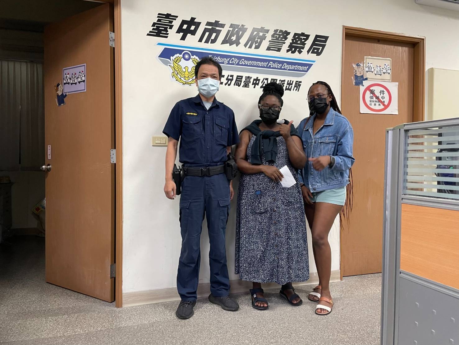 圖片說明: 南非籍教師不慎將隨身背包遺失,公園所員警使命必達迅速協尋後合影。