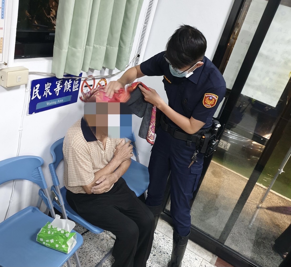 圖片說明:樹林暖警林沅圻、張育齊擔心老翁身體不濟及失溫,幫其擦乾身體以防感冒。(記者徐煜勝翻攝)