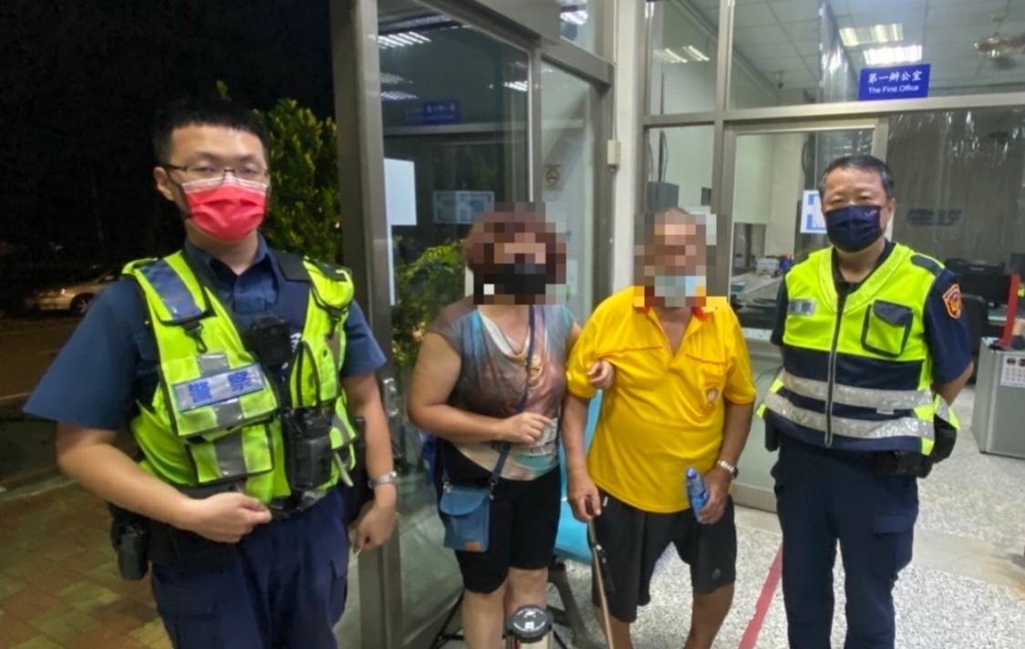 圖片說明:黎明派出所員警獲民眾報案,速以GPS定位尋獲失蹤老翁後合影。(記者謝榮浤翻攝)