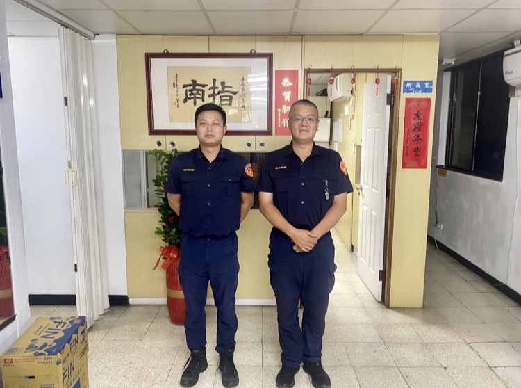 圖片說明:指南所員警羅元榮、蔡渲棋徒手推車助「顧路」民眾從車陣中脫困。(記者趙靜姸翻攝)