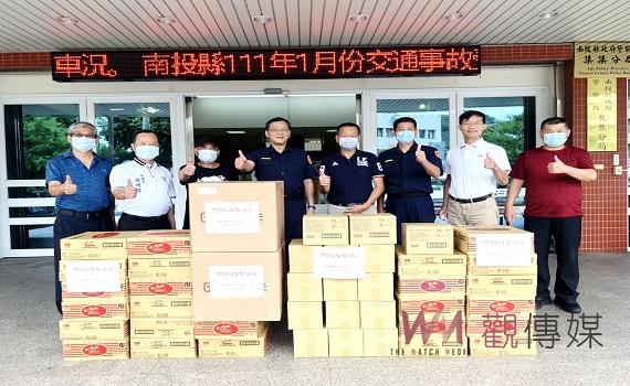 南投縣議員及集集警友站贈送快篩試劑保障員警執勤安全