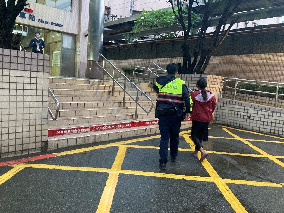 山佳派出所警員陳昱豪、楊和裕買車票助婦人返臺東老家