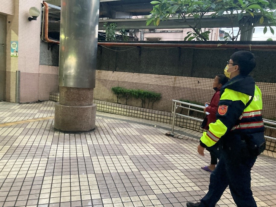 山佳派出所警員陳昱豪、楊和裕買車票助婦人返臺東老家