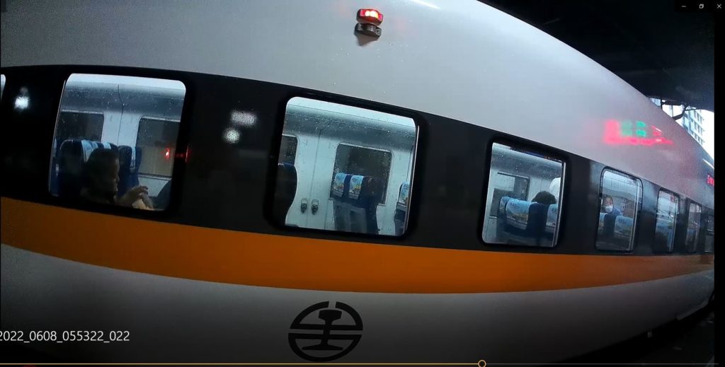 山佳派出所員警自掏腰包購買火車票,並護送該女至樹林火車站搭車,同步通報站務人員及該車次列車長接手協助並關心,也平安到達池上車站