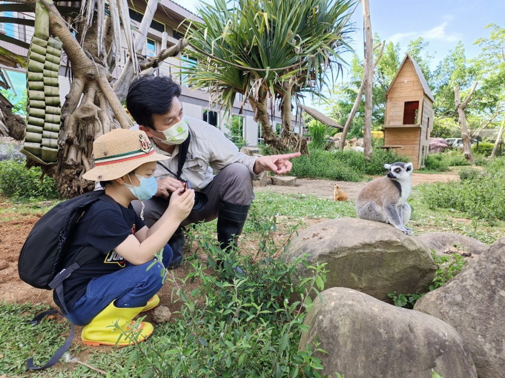 「鏡頭下的動物世界 暑期親子營隊」,跟著生態攝影達人拿起相機一起走入動物場域,學習生態攝影。(圖/六福旅遊集團提供)