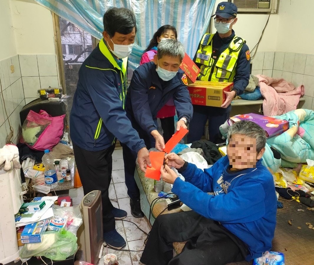 ▲黎姓民眾接下春節紅包及生活物資時,臉上露出開心的笑容 (圖/台中霧峰分局 提供)