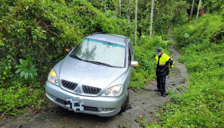 ▲情侶駕車出遊,被導航帶到山區道路、動彈不得 (圖/台中霧峰分局 提供)