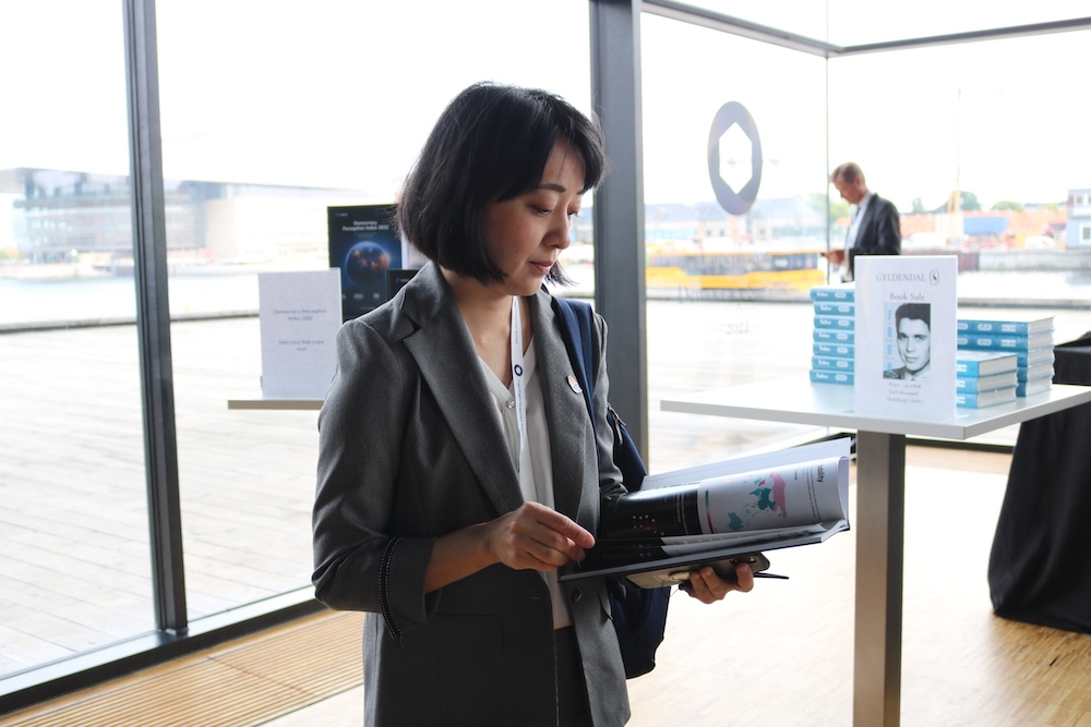 時代力量立委王婉諭代表台灣參加2022哥本哈根民主峰會，表示國際很擔心台灣成下一個香港。