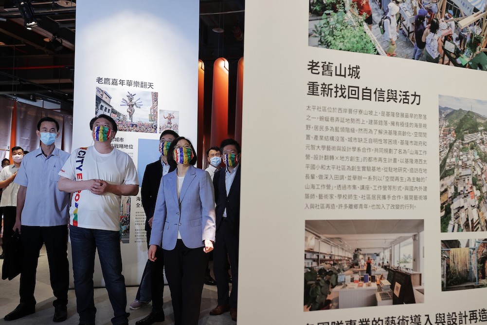 蔡英文出席基隆城市博覽會開幕 肯定林右昌防疫成就 40 總統蔡英文10日上午前往基隆出席「2022城市博覽會開幕典禮」,同台行政院長蘇貞昌和基隆市長林右昌。