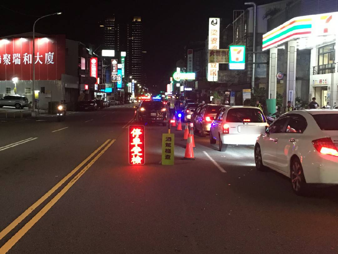 圖片說明:中警一分局「掃除醉犯」取締171件酒駕成效卓著,此為第一分局執行取締酒駕情形。(記者謝榮浤翻攝)