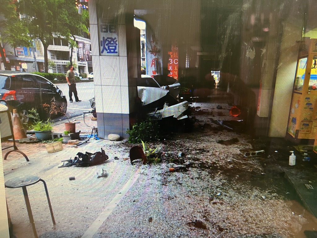 圖片說明:楊男酒駕造成3部自小客車受損,警方依法偵辦。(記者謝榮浤翻攝)