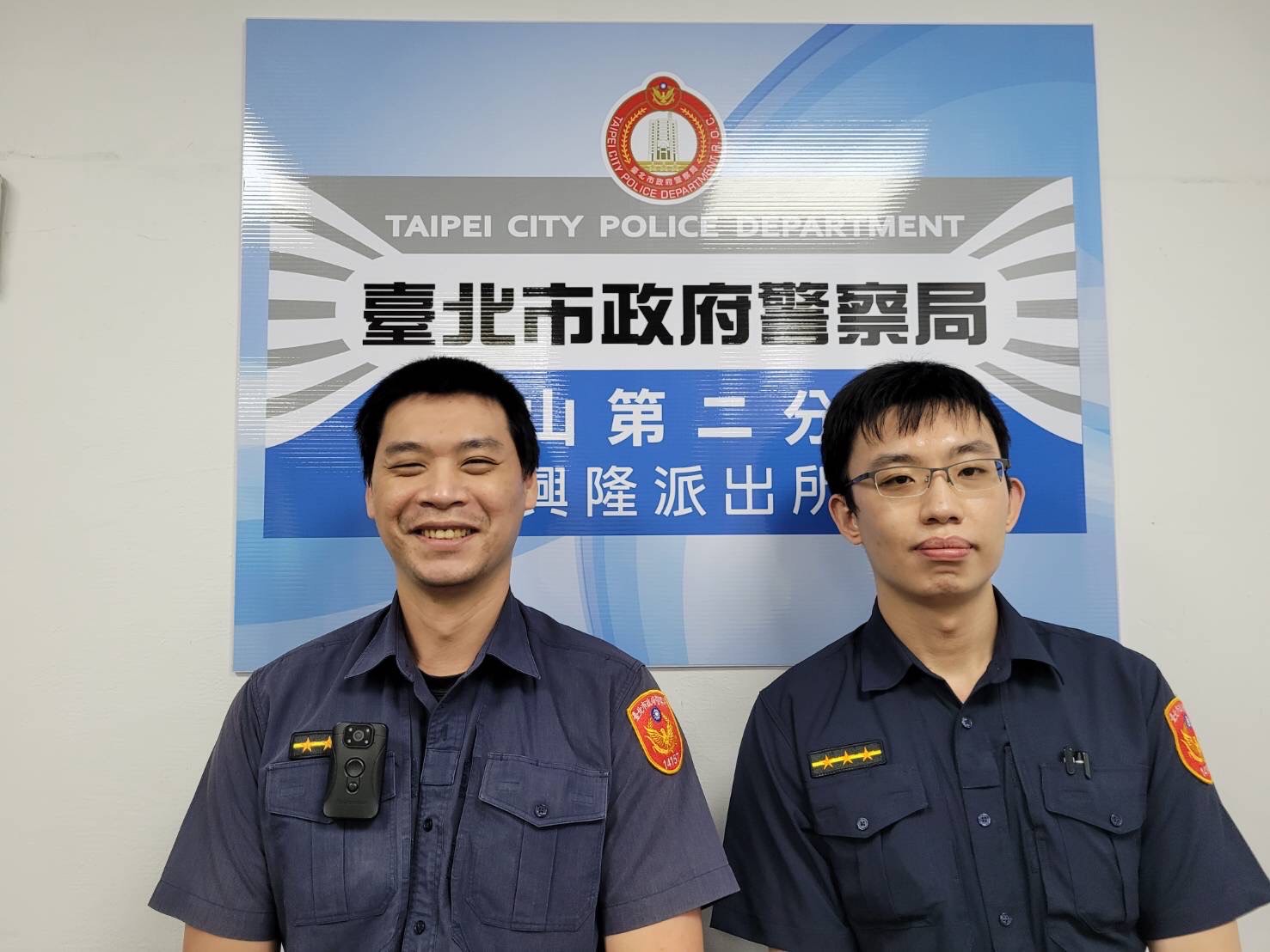 圖片說明:興隆所員警吳文軒(左)、景暐傑(右)熱心協助老婦找到回家的路。(記者張依維翻攝)