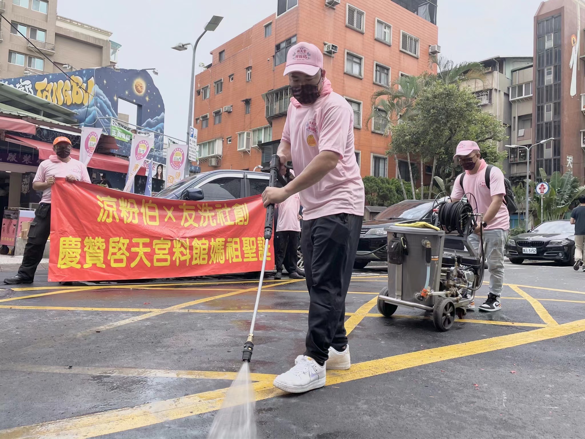 圖片說明:草爺認真洗地。(圖/紅心字會提供)