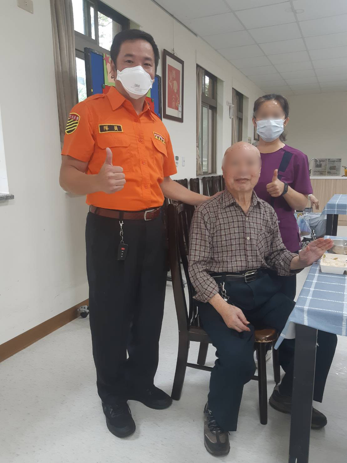 圖片說明:蔣小隊長至榮民之家的熱心照護服務。(記者徐煜勝翻攝)