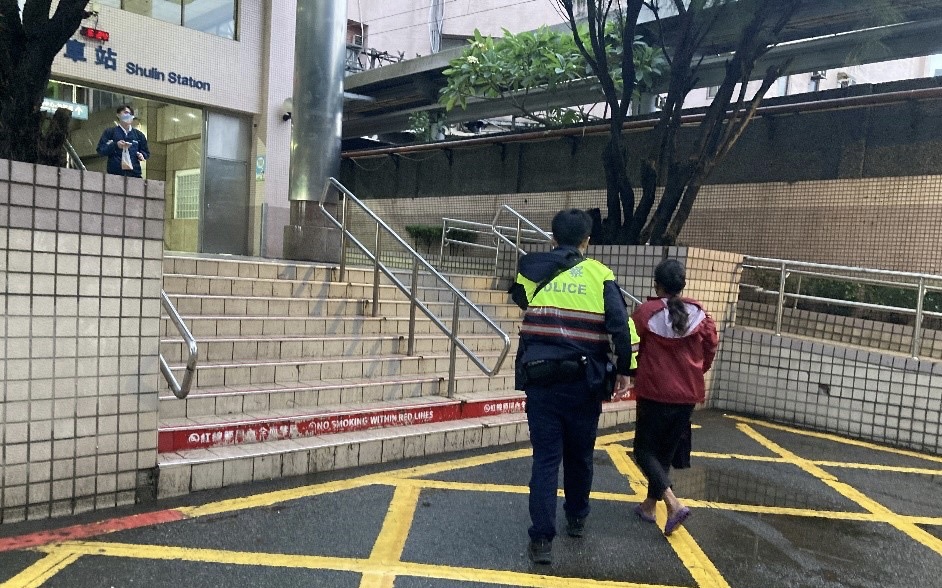 圖片說明:樹林暖警護送老婦到車站坐車返家。(記者徐煜勝翻攝)