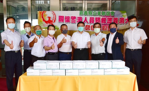 保護防疫第一線警 副議長陳怡岳與企業捐7萬片口罩