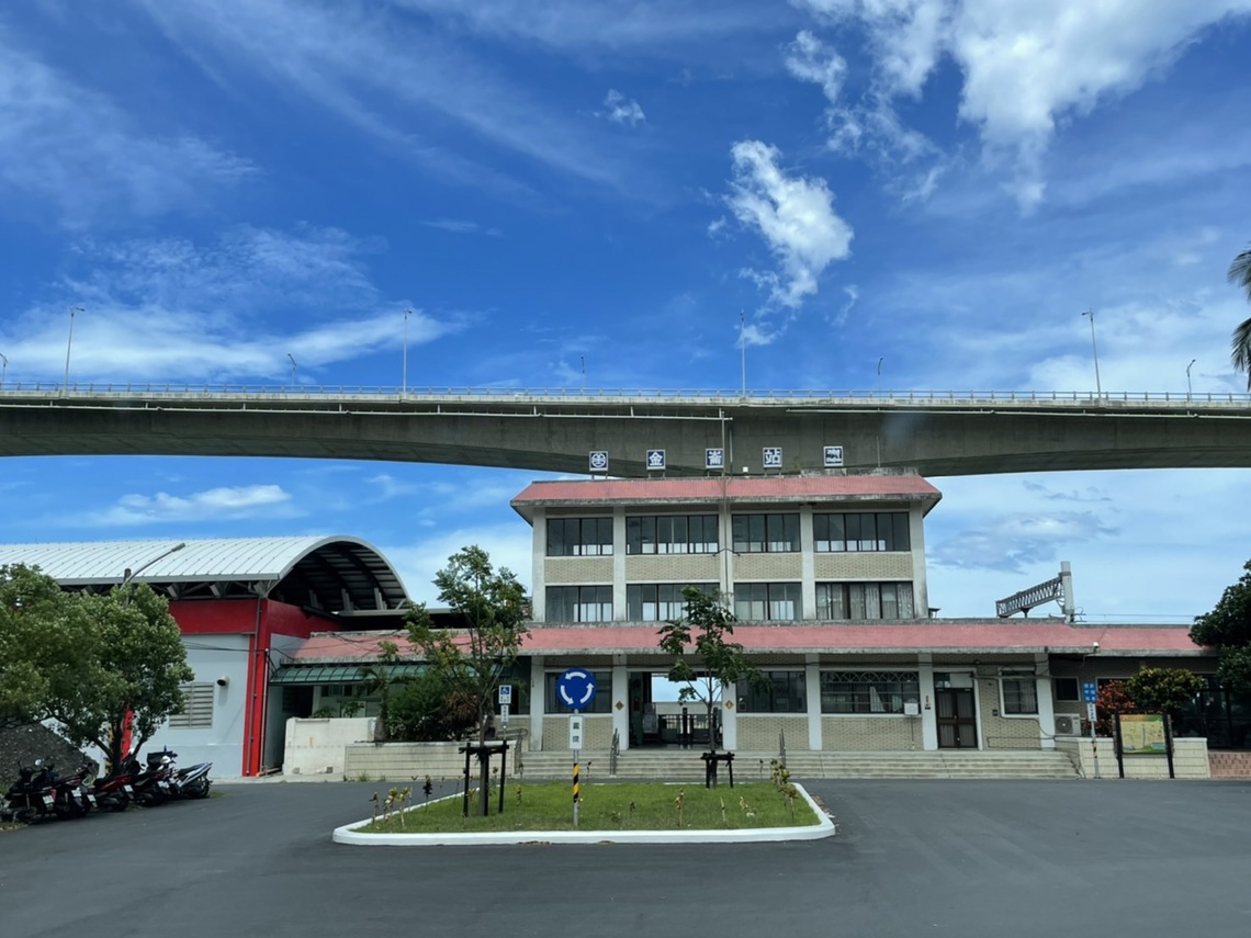 南迴鐵路金崙火車站天際遠觀還真獨特/波新聞