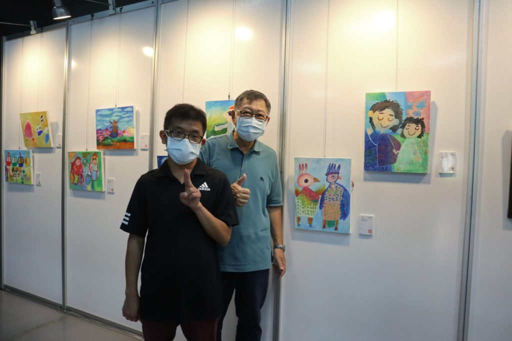 服務對象鈺凱畫出與家人至六福村出遊的回憶