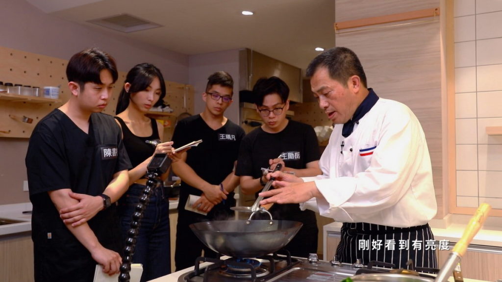 國宴名廚陳嘉謨為選手示範經典菜(圖/翻攝料理之王3)