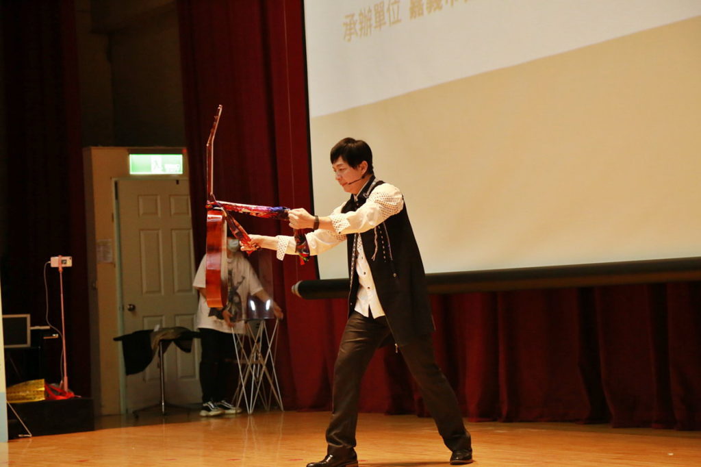 粘立仁老師表演吉他漂浮