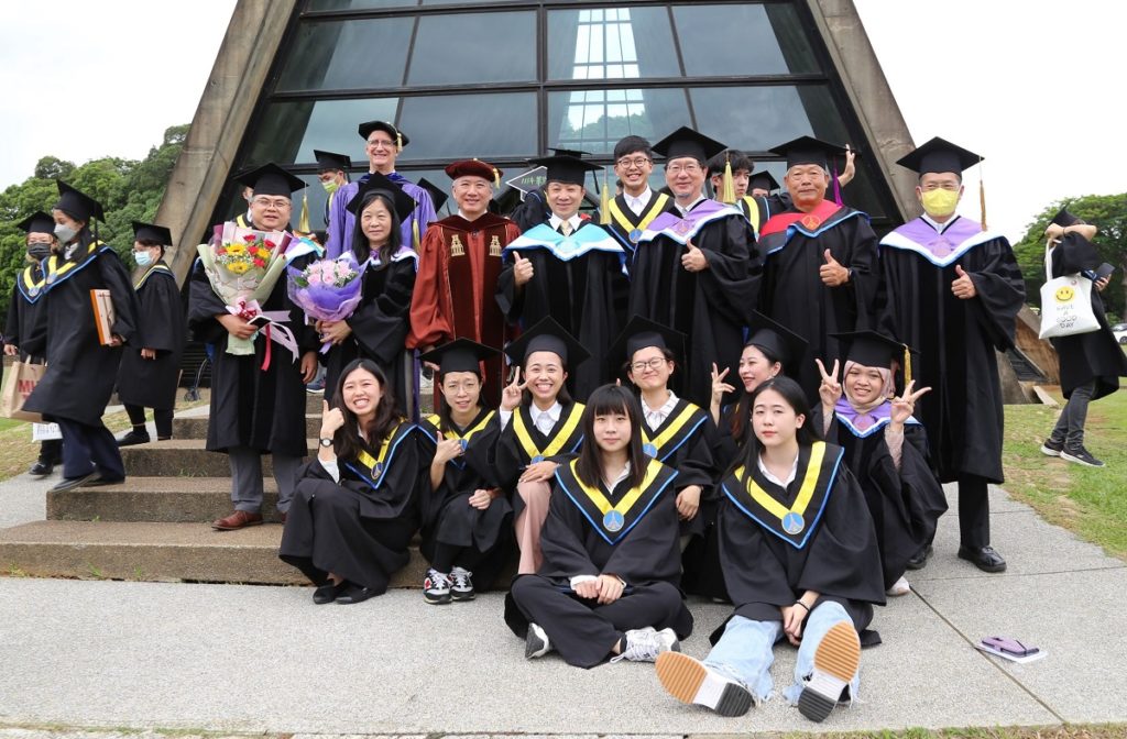 東海大學校長與畢業生致詞代表合影。(圖/東海大學提供)