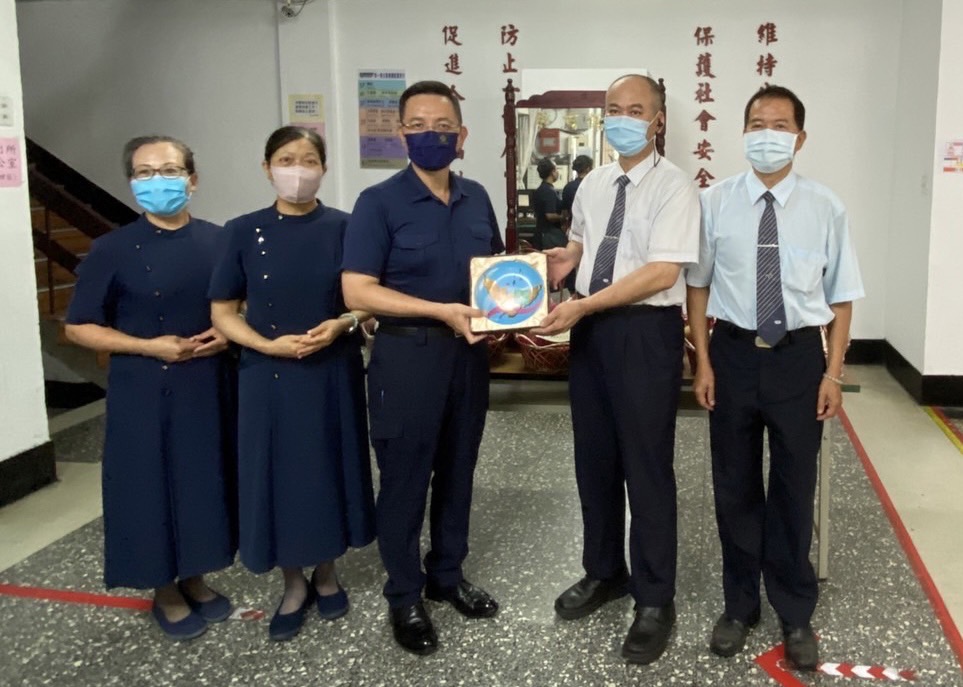 ▲分局長吳燕山回贈大甲警分局紀念瓷盤，感謝慈濟的關懷與支持    (圖/台中大甲分局 提供)