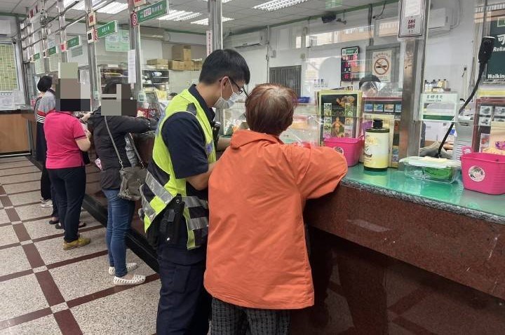 ▲豐原員警與社口郵局阻詐成功 (圖/台中豐原分局 提供)