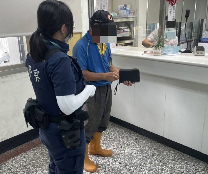 ▲豐原員警與南陽郵局阻詐成功 (圖/台中豐原分局 提供)