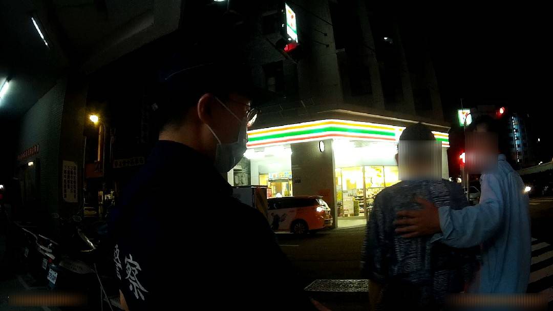 ▲88歲符姓老翁走失街頭,員警剛好接獲其家屬報案,順利協助老翁與家屬團聚 (圖/台中市警察局 提供)