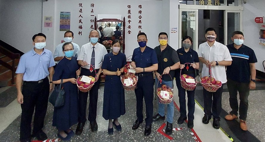 ▲慈濟致贈蘋果籃,祝福所有警察同仁「蘋蘋」安安 (圖/台中大甲分局 提供)
