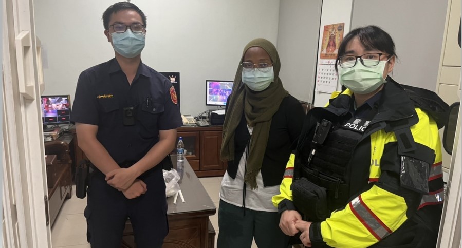 ▲沈姓外籍女大生錯搭南下列車到新埔車站，員警全力協助返回台北 (圖/苗栗縣警察局 提供)