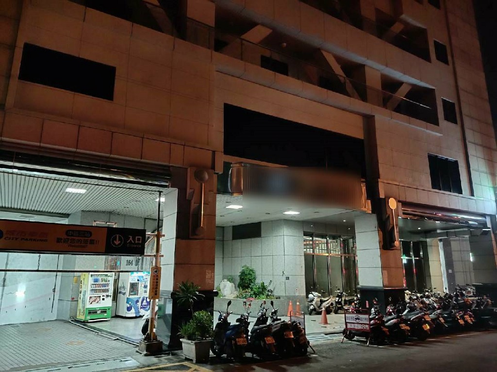 圖片說明:中市中區某大樓民眾受傷,大誠分駐所員警獲報後到場處理送醫。(記者謝榮浤翻攝)