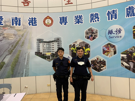 圖片說明:玉成派出所警員李昆霖、警員諶啟天獲報有老嫗因外出散步而迷途,積極協助老嫗回到溫暖的家。(記者林鈞澤翻攝)