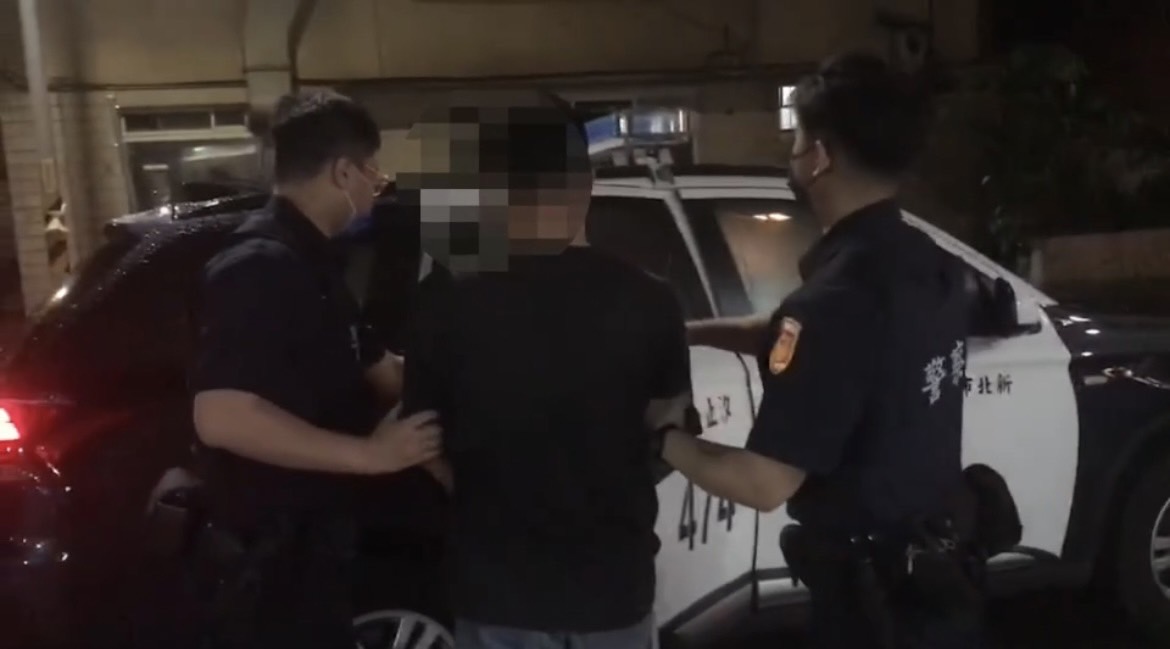 圖片說明:汐止警拘提蔡嫌到案。(記者徐煜勝翻攝)