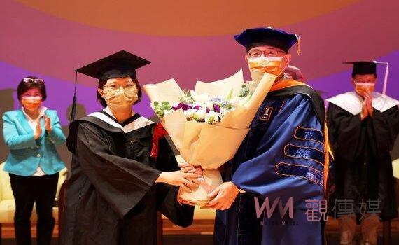 鳳凰花開中大畢典學生展翅高飛 校長勉掌握自己優勢找到人生目標