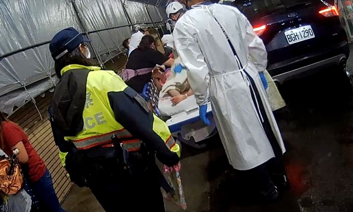 竹南警巡邏車緊急載送癱軟婦人就醫  6分鐘即抵達醫院救治傳佳話