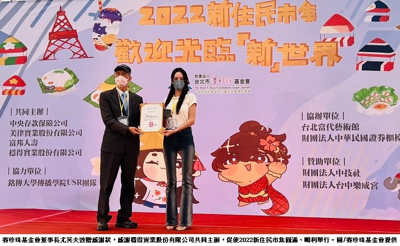 可能是 2 個人和大家站著的圖像