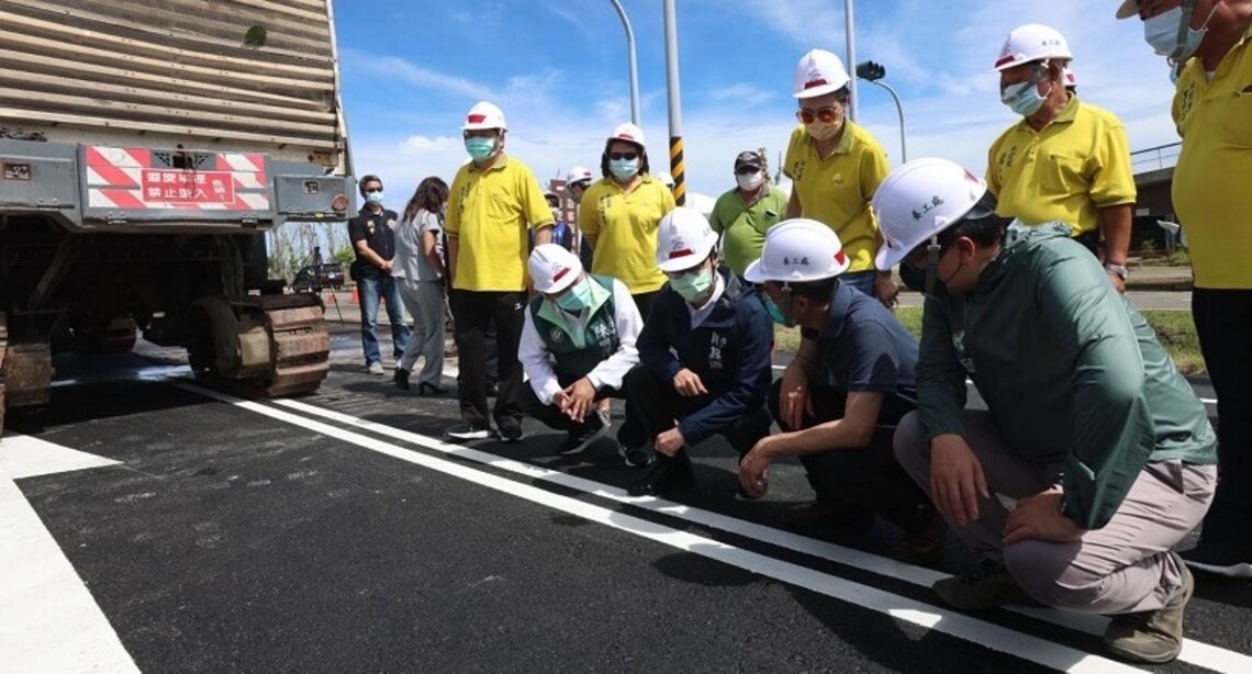 陳其邁視察茄萣區正順北路道路改善工程    提供市民及產業運輸便捷、舒適、平穩的道路