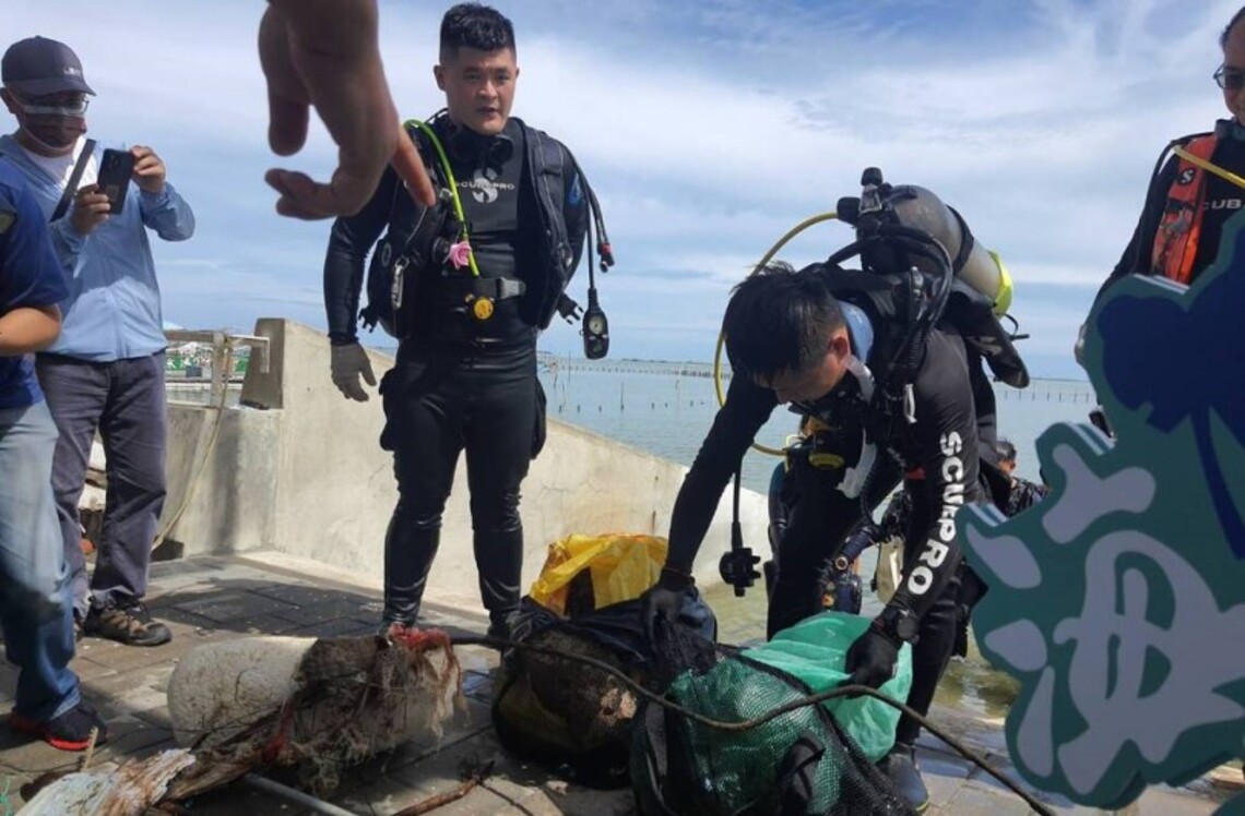 台南海洋日淨海獲250公斤廢物