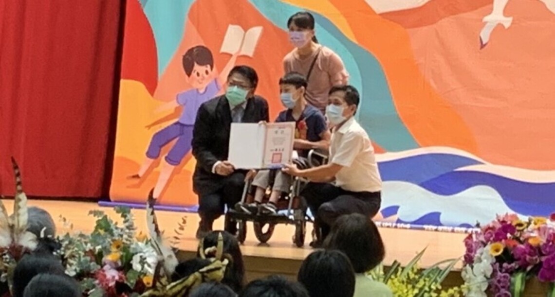 屏縣110學年度高國中小暨補校應屆畢業生縣長獎頒獎典禮 潘孟安逐一頒發獎狀及禮品並合影留念