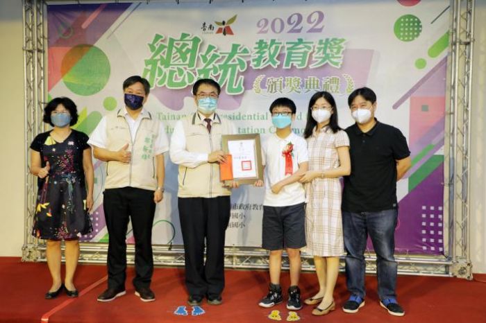 黃偉哲表揚19位台南市 2022總統教育獎優秀學子